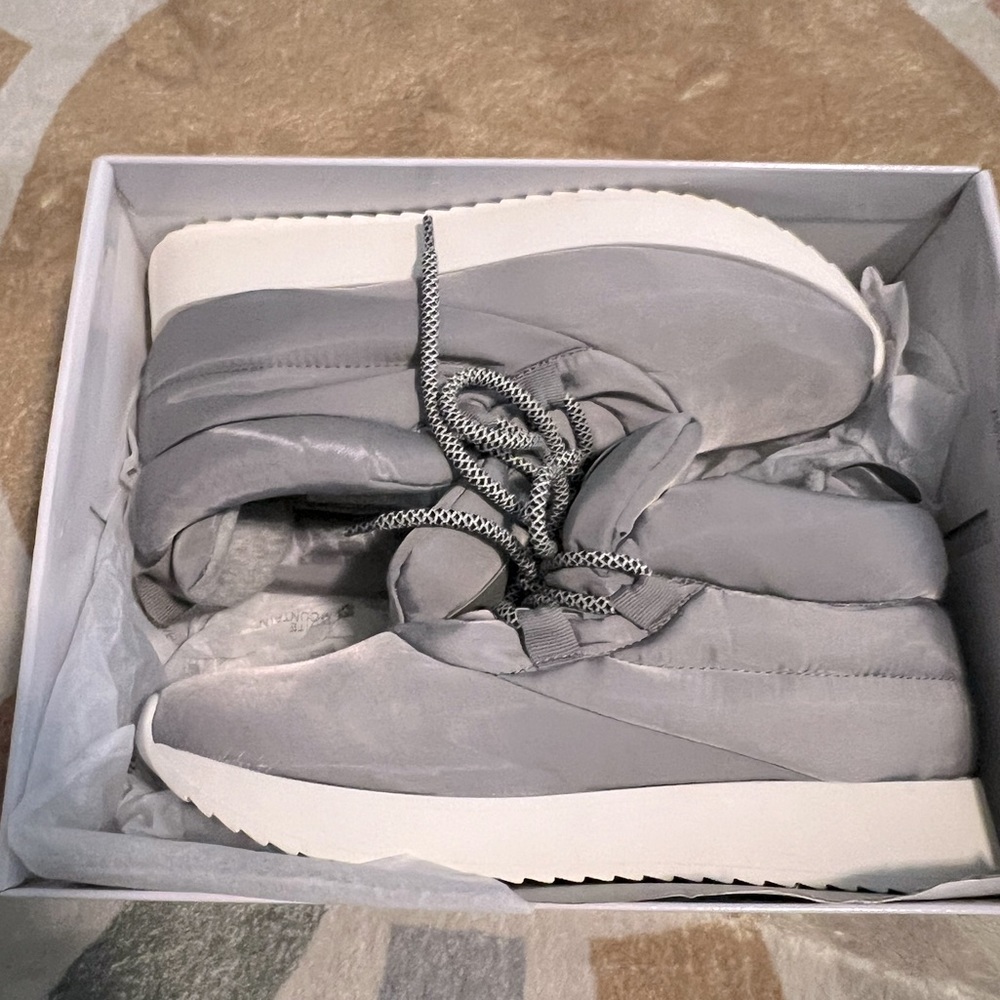 gray/silver moonboot stule sneaker by “a new day” brand new size 9!